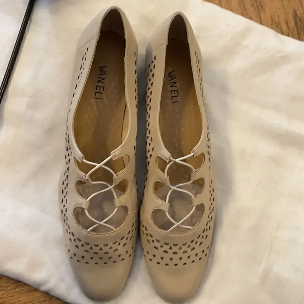 VANELI ECRU FLATS.  NEW.  STYLE IS FABRA